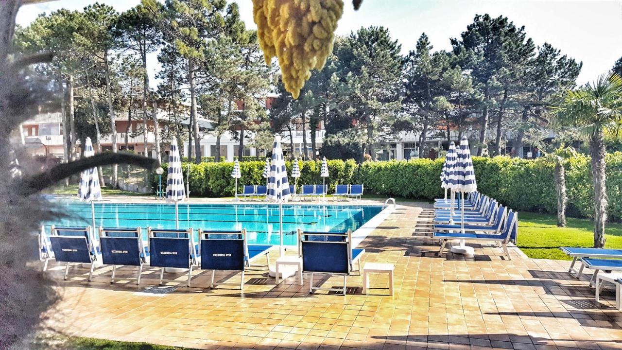 Hotel Alla Terrazza Бибионе Екстериор снимка