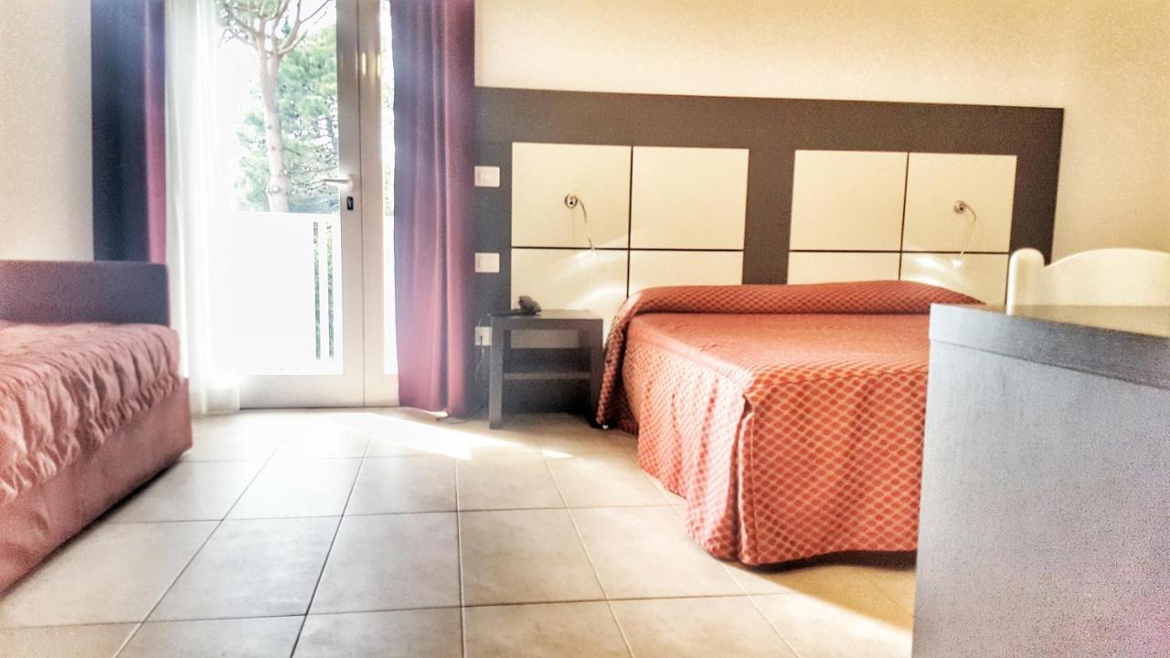 Hotel Alla Terrazza Бибионе Екстериор снимка