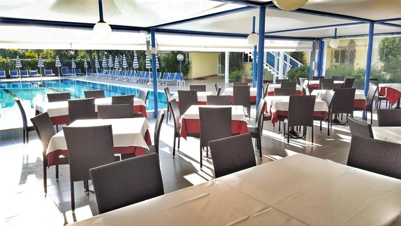 Hotel Alla Terrazza Бибионе Екстериор снимка