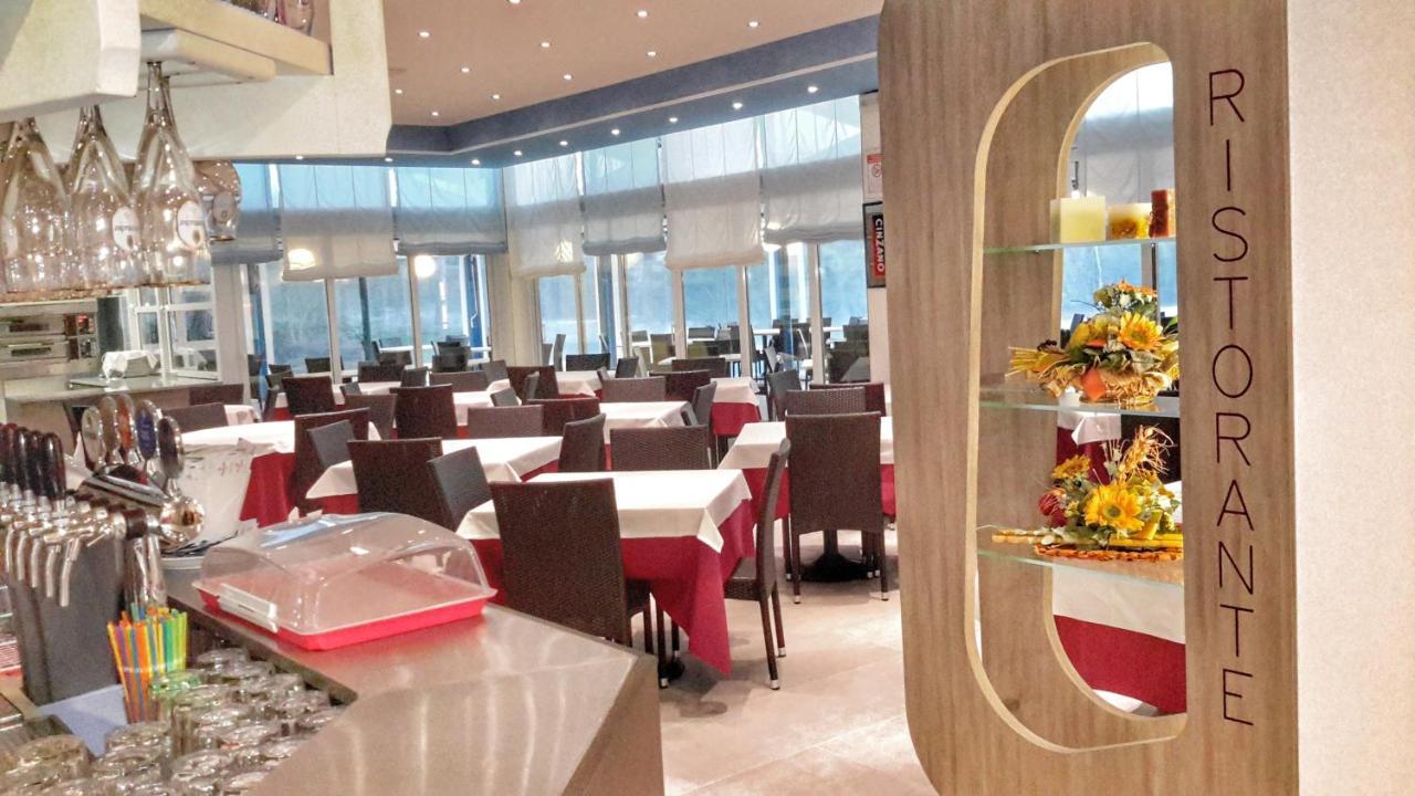 Hotel Alla Terrazza Бибионе Екстериор снимка