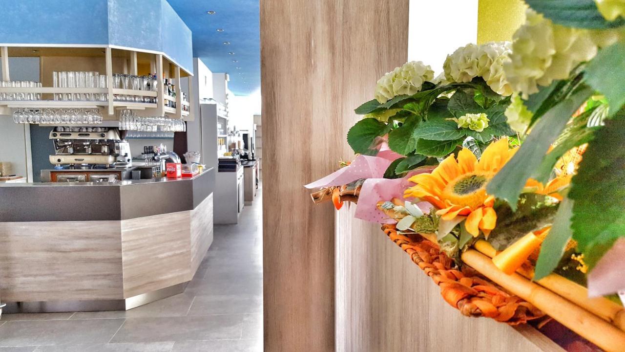 Hotel Alla Terrazza Бибионе Екстериор снимка