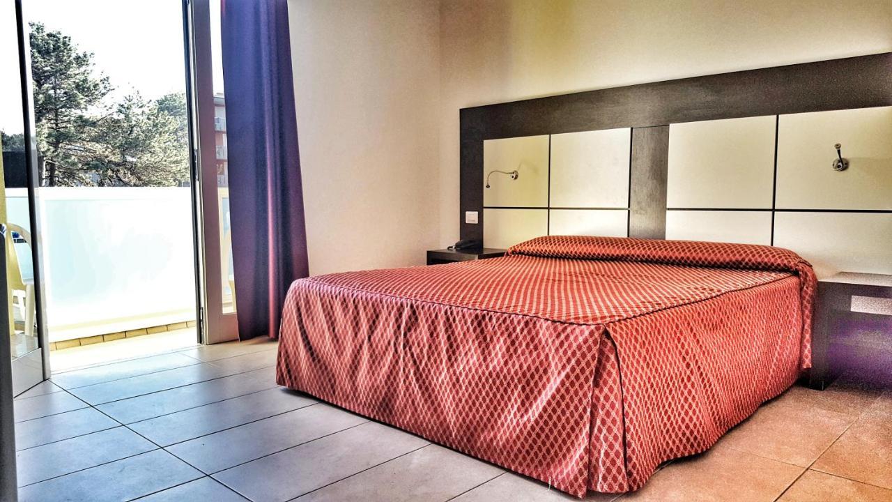 Hotel Alla Terrazza Бибионе Екстериор снимка