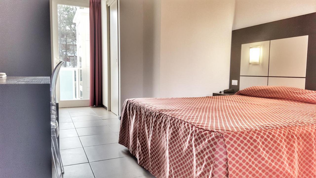 Hotel Alla Terrazza Бибионе Екстериор снимка