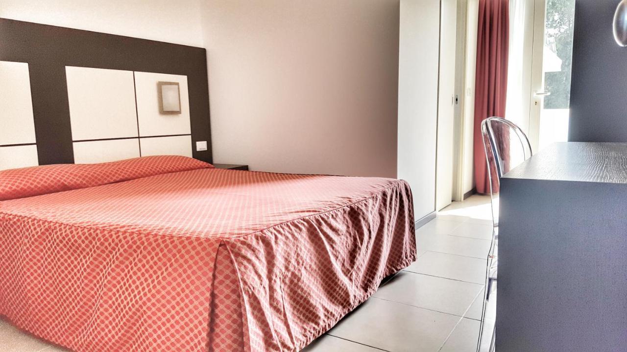 Hotel Alla Terrazza Бибионе Екстериор снимка