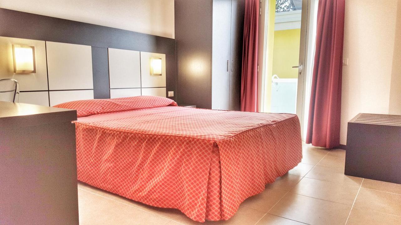 Hotel Alla Terrazza Бибионе Екстериор снимка